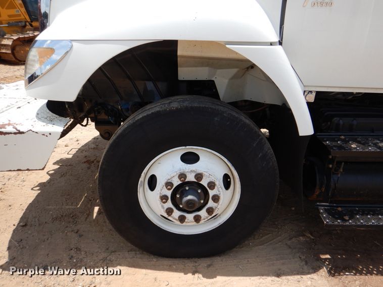 image for item DM3901 2004 International 7400  bucket truck