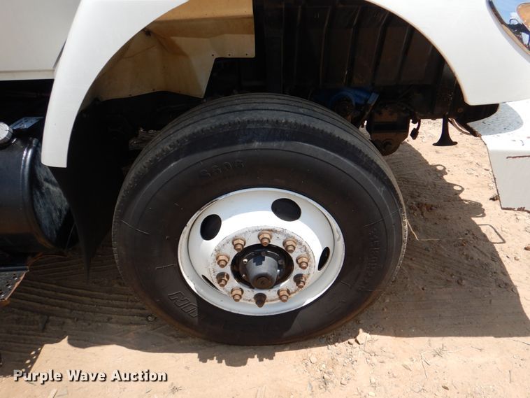 image for item DM3901 2004 International 7400  bucket truck