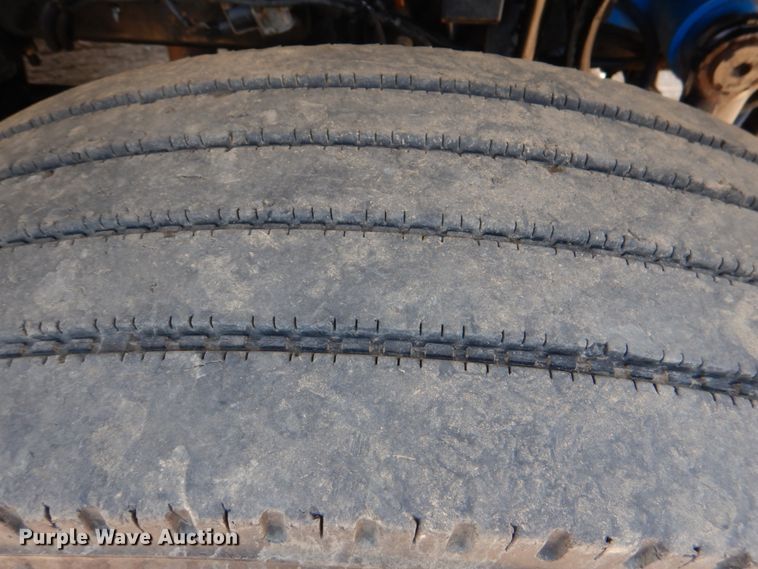 image for item DM3901 2004 International 7400  bucket truck