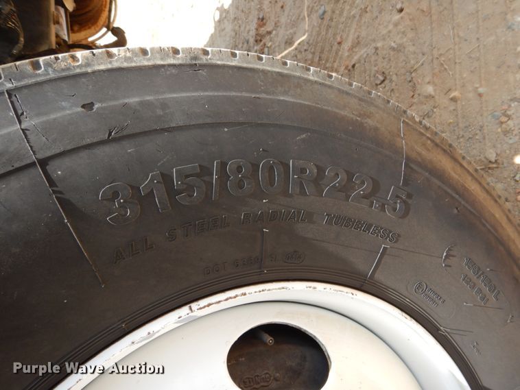 image for item DM3901 2004 International 7400  bucket truck