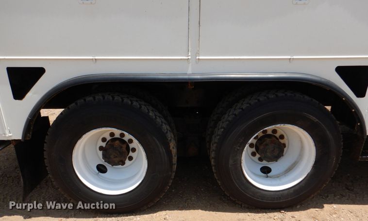 image for item DM3901 2004 International 7400  bucket truck