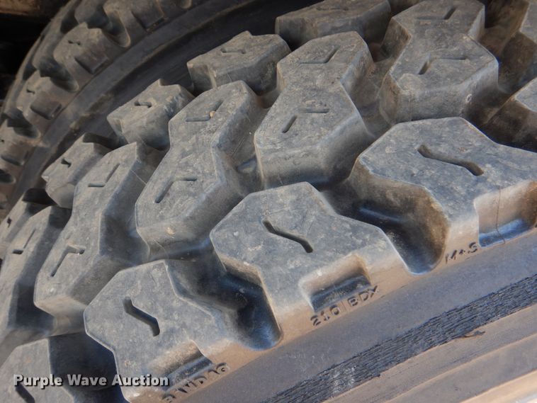 image for item DM3901 2004 International 7400  bucket truck