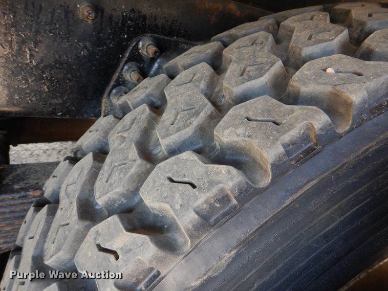 image for item DM3901 2004 International 7400  bucket truck