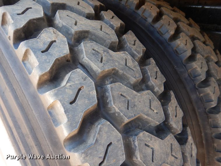 image for item DM3901 2004 International 7400  bucket truck