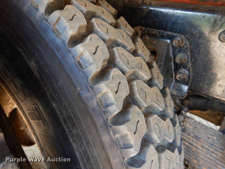 image for item DM3901 2004 International 7400  bucket truck