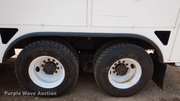 image for item DM3901 2004 International 7400  bucket truck