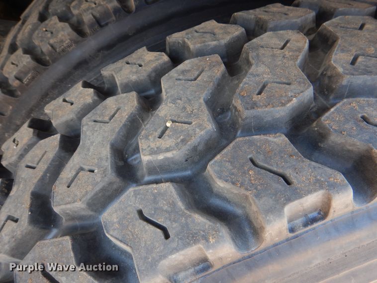 image for item DM3901 2004 International 7400  bucket truck