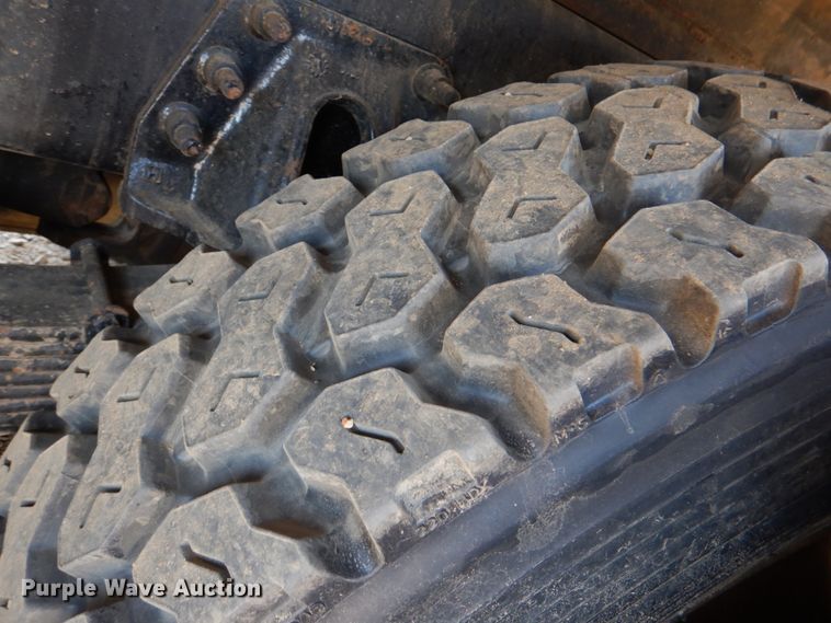 image for item DM3901 2004 International 7400  bucket truck