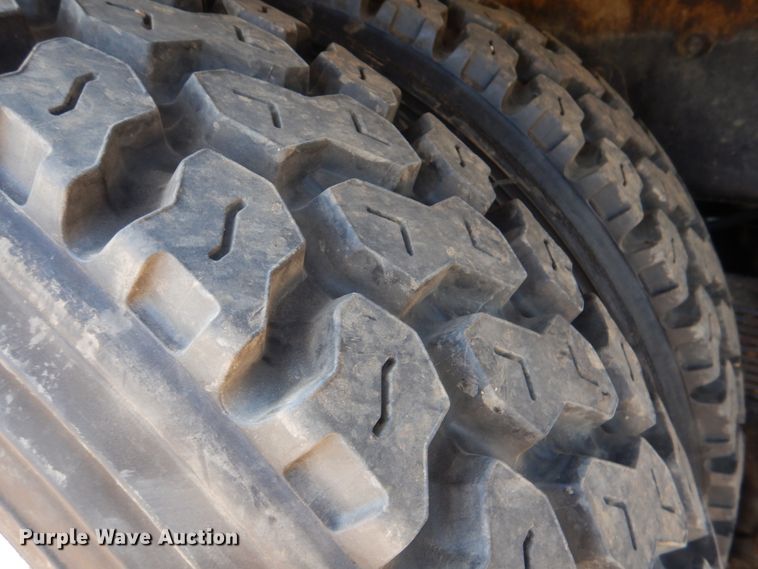 image for item DM3901 2004 International 7400  bucket truck