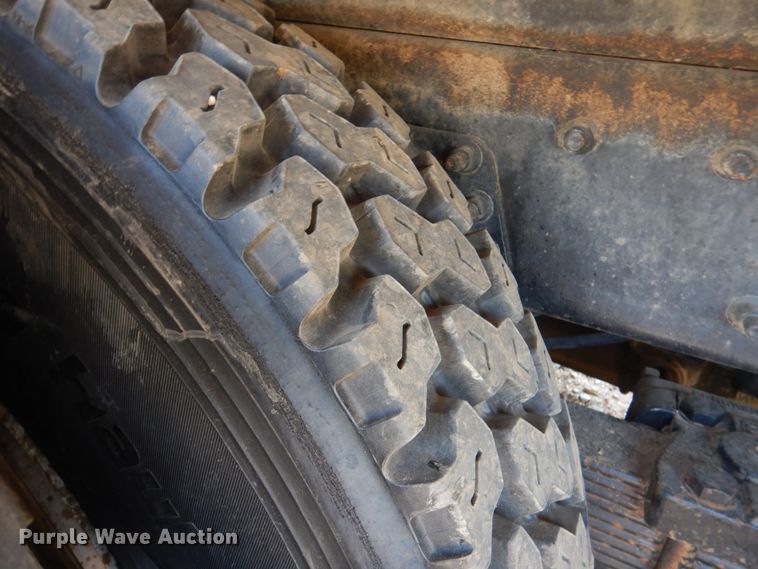 image for item DM3901 2004 International 7400  bucket truck