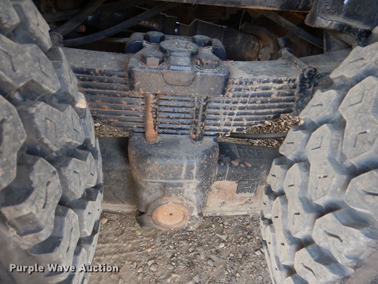 image for item DM3901 2004 International 7400  bucket truck