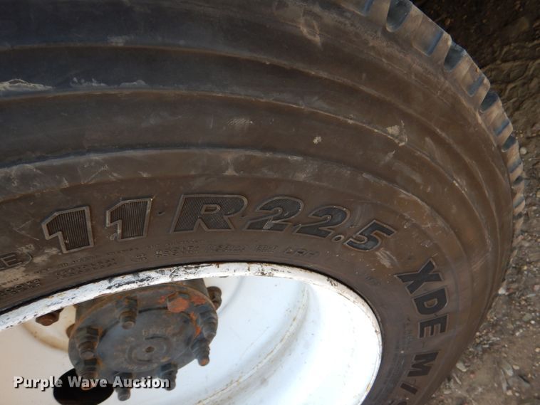 image for item DM3901 2004 International 7400  bucket truck