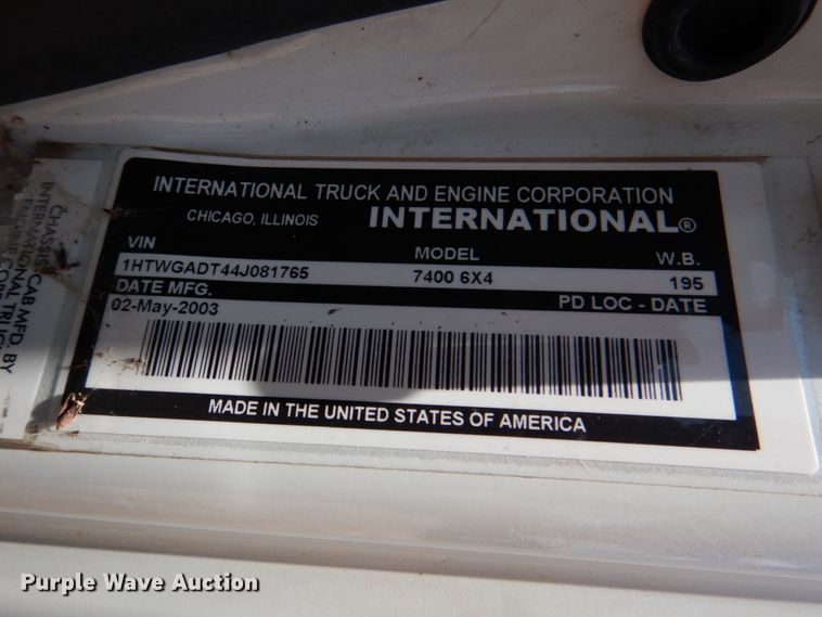 image for item DM3901 2004 International 7400  bucket truck