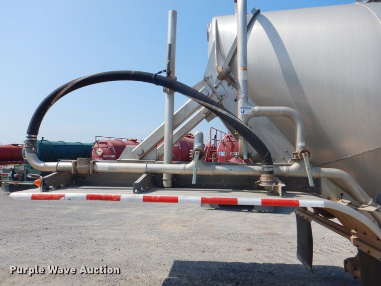 image for item DM3937 2012 Heil Trailer International  pneumatic dry bulk trailer