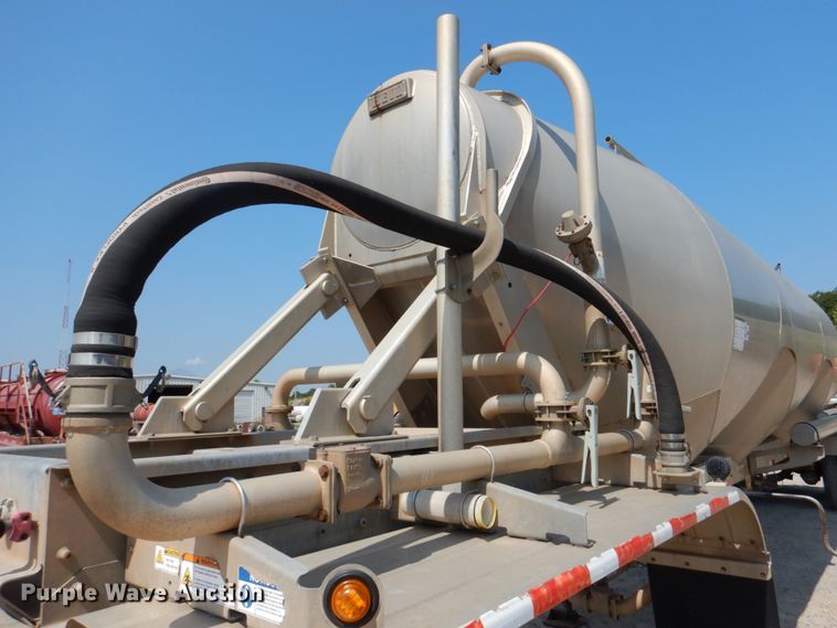 image for item DM3938 2012 Heil Trailer International  pneumatic dry bulk trailer