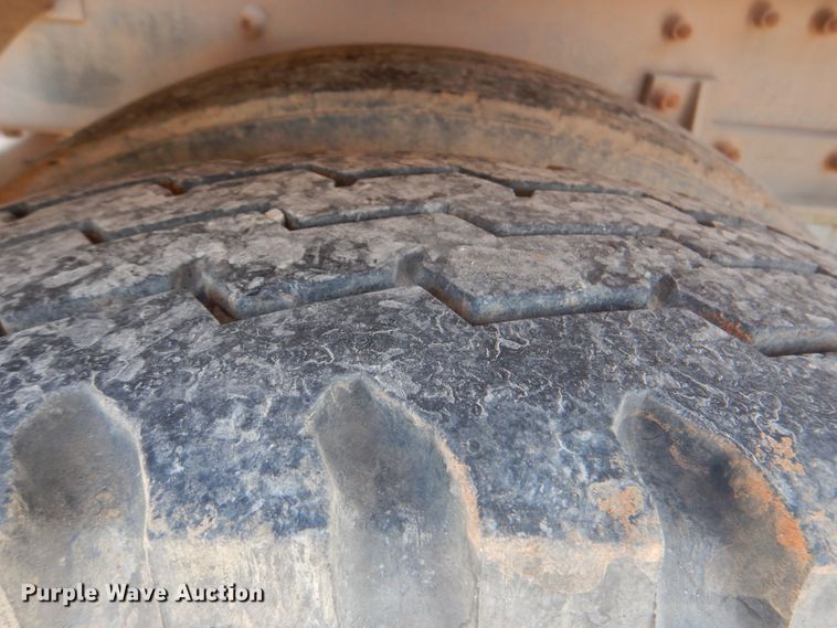 image for item DM3940 2012 Heil Trailer International  pneumatic dry bulk trailer