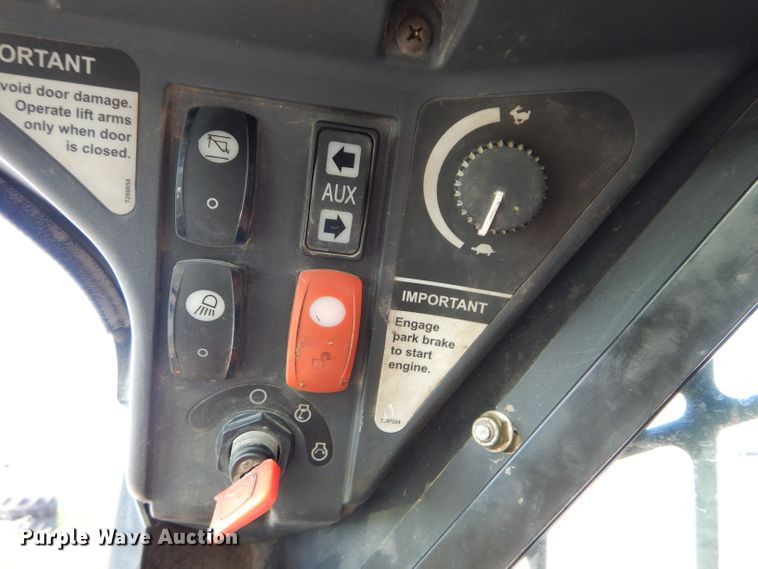 image for item DM4326 2011 John Deere 333D  tracked skid steer loader