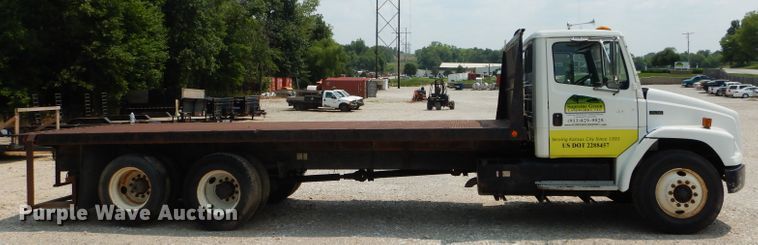 image for item DM4332 2001 Freightliner FL70  flatbed truck