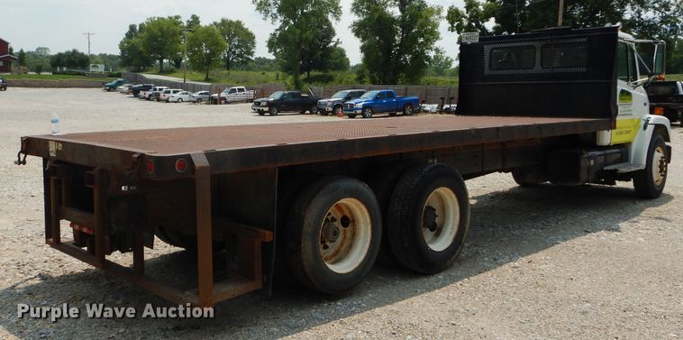 image for item DM4332 2001 Freightliner FL70  flatbed truck