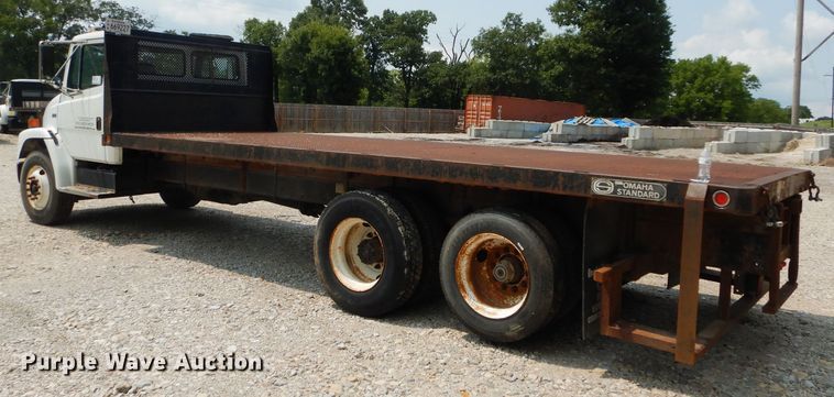 image for item DM4332 2001 Freightliner FL70  flatbed truck