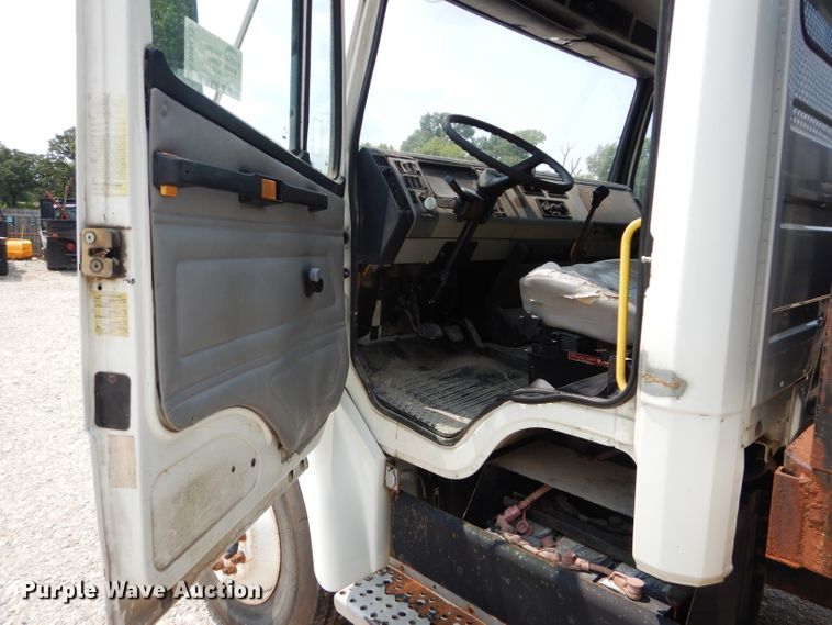 image for item DM4332 2001 Freightliner FL70  flatbed truck