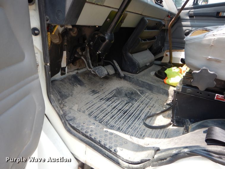 image for item DM4332 2001 Freightliner FL70  flatbed truck