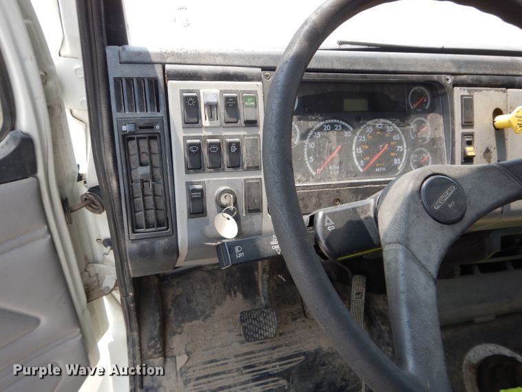 image for item DM4332 2001 Freightliner FL70  flatbed truck