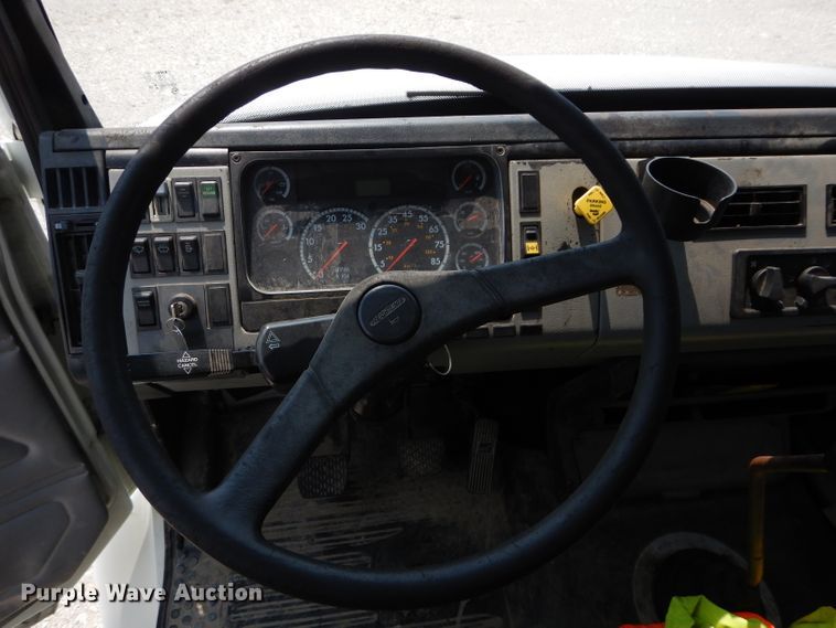 image for item DM4332 2001 Freightliner FL70  flatbed truck