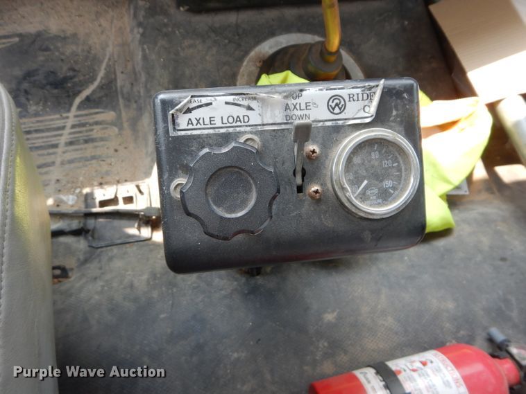 image for item DM4332 2001 Freightliner FL70  flatbed truck