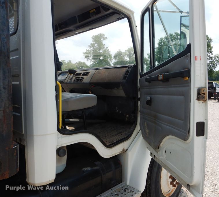 image for item DM4332 2001 Freightliner FL70  flatbed truck