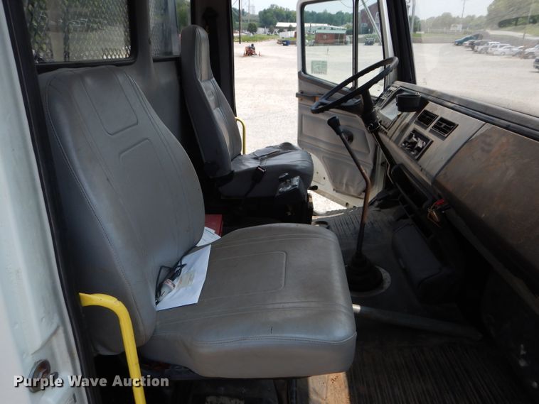 image for item DM4332 2001 Freightliner FL70  flatbed truck