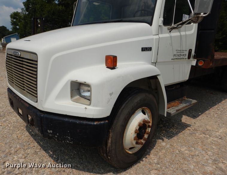 image for item DM4332 2001 Freightliner FL70  flatbed truck