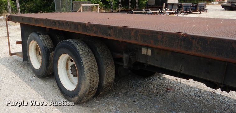 image for item DM4332 2001 Freightliner FL70  flatbed truck