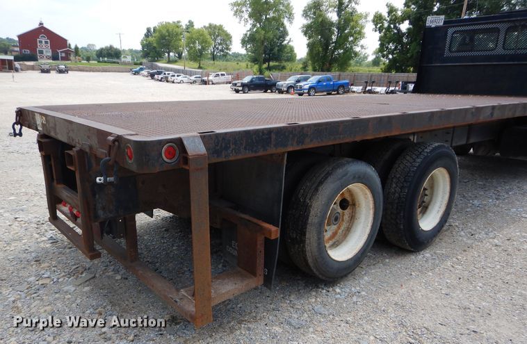 image for item DM4332 2001 Freightliner FL70  flatbed truck