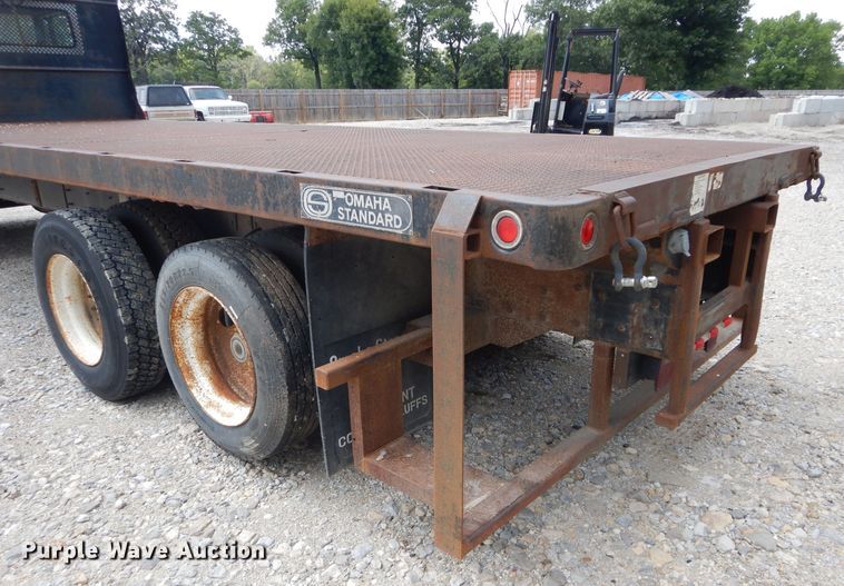 image for item DM4332 2001 Freightliner FL70  flatbed truck