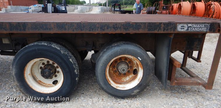 image for item DM4332 2001 Freightliner FL70  flatbed truck