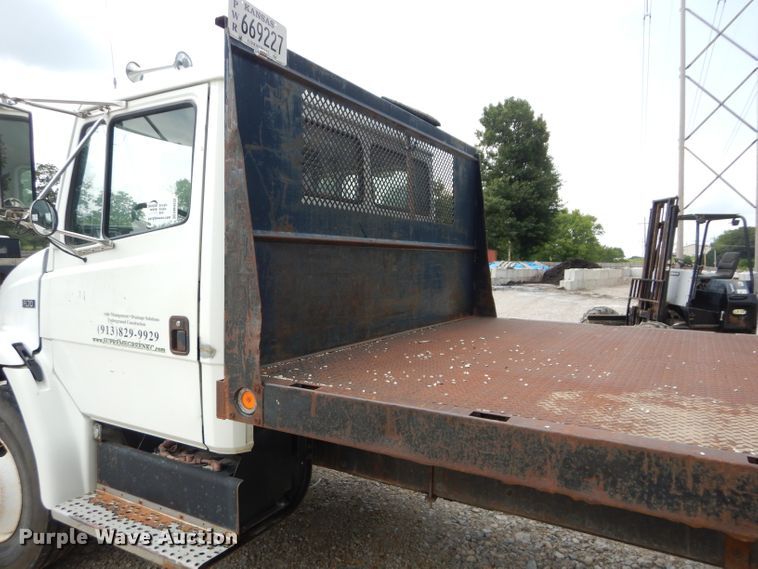 image for item DM4332 2001 Freightliner FL70  flatbed truck