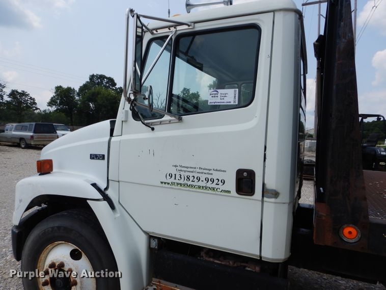 image for item DM4332 2001 Freightliner FL70  flatbed truck