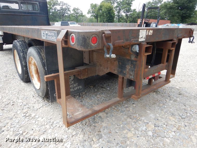 image for item DM4332 2001 Freightliner FL70  flatbed truck