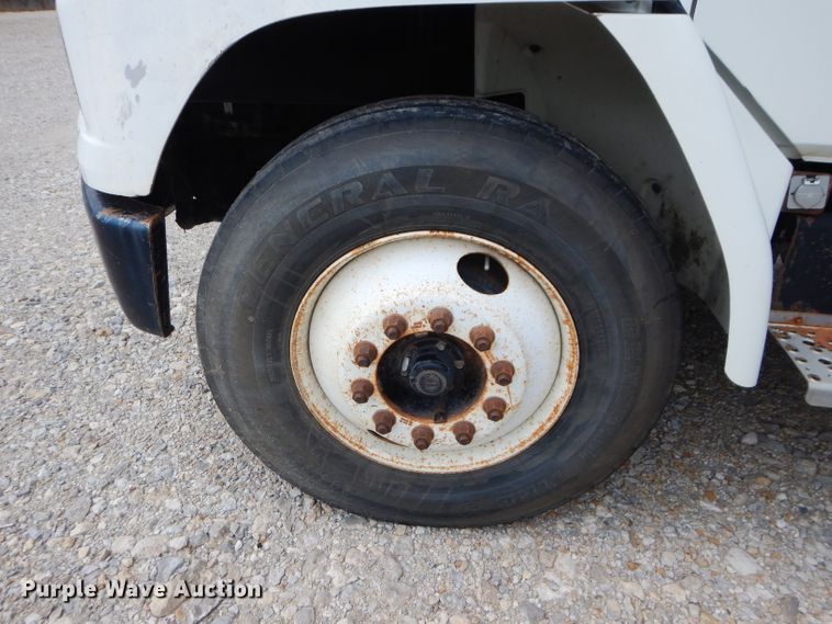 image for item DM4332 2001 Freightliner FL70  flatbed truck