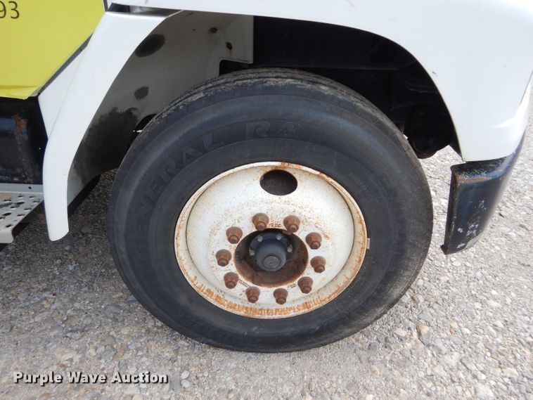 image for item DM4332 2001 Freightliner FL70  flatbed truck