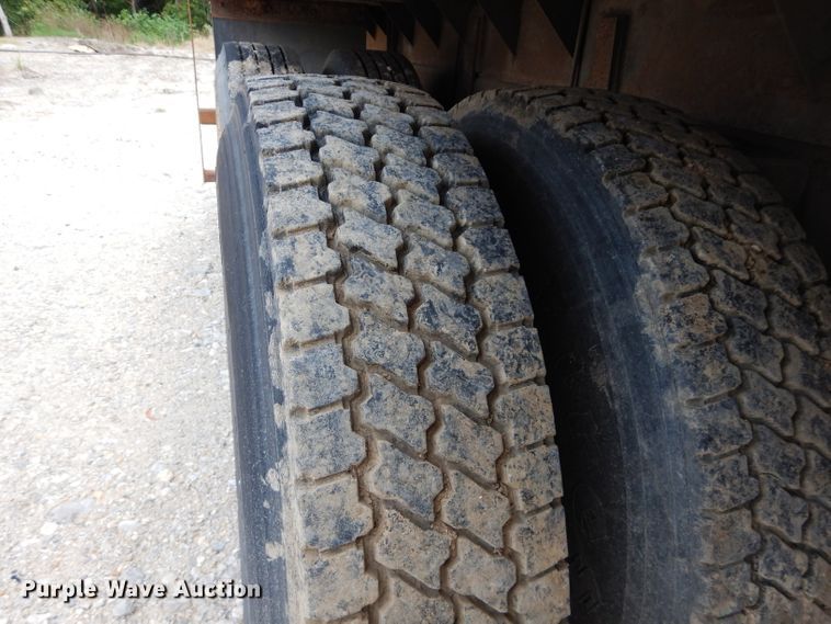 image for item DM4332 2001 Freightliner FL70  flatbed truck