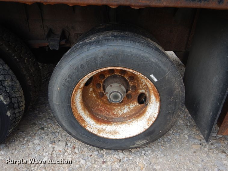 image for item DM4332 2001 Freightliner FL70  flatbed truck