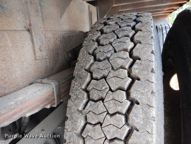 image for item DM4332 2001 Freightliner FL70  flatbed truck