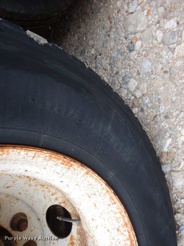 image for item DM4332 2001 Freightliner FL70  flatbed truck