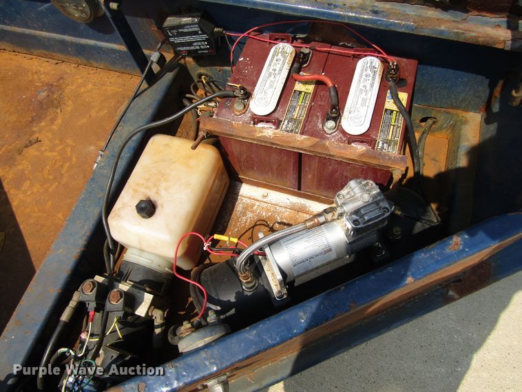 image for item EV9289 2013 B-B  equipment trailer