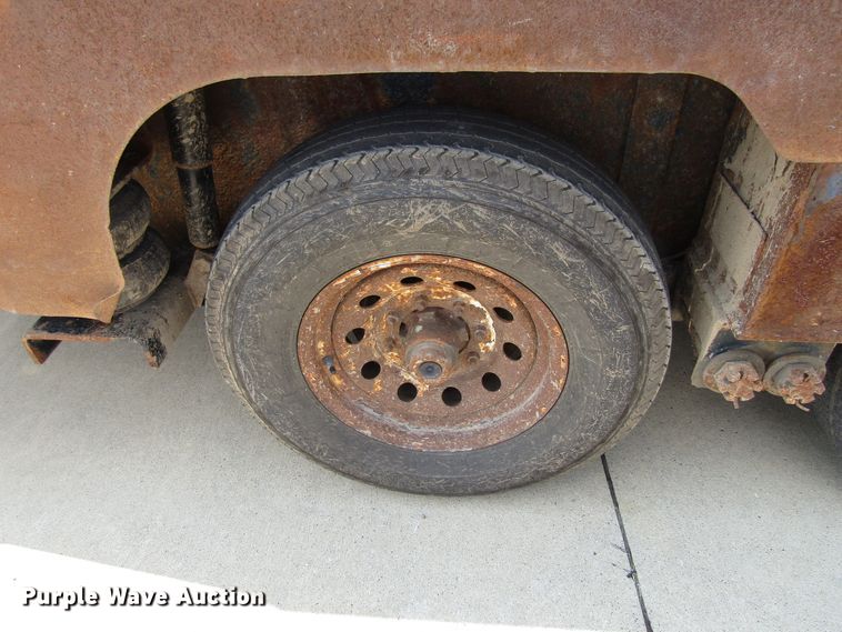 image for item EV9289 2013 B-B  equipment trailer