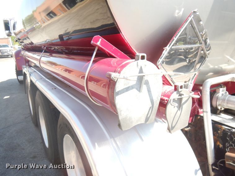 image for item HD9115 2007 Peterbilt PB340  tank truck