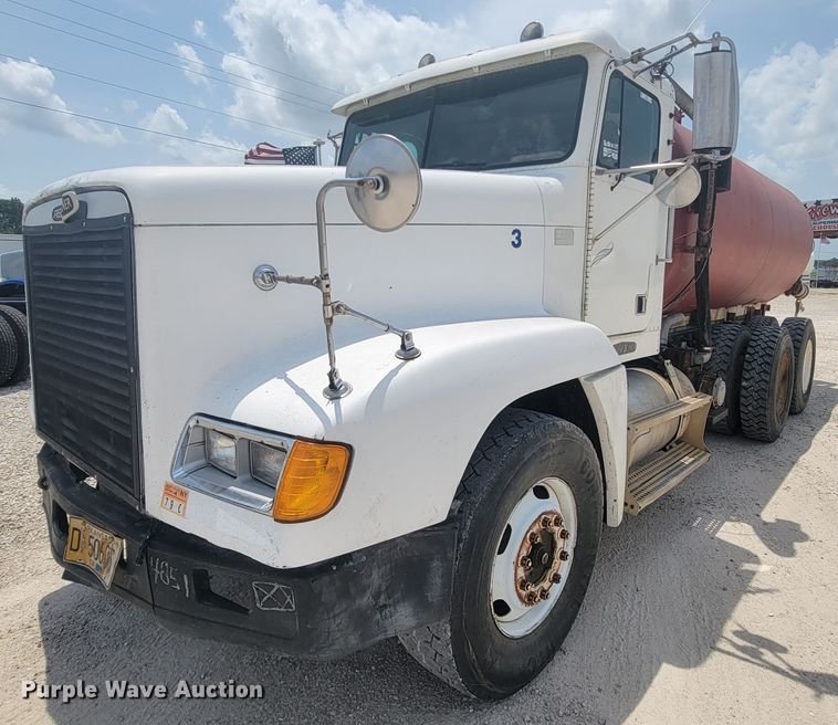 image for item IF9989 1996 Freightliner FLD120  water truck