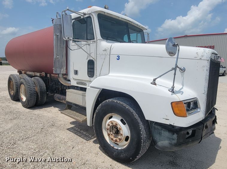 image for item IF9989 1996 Freightliner FLD120  water truck